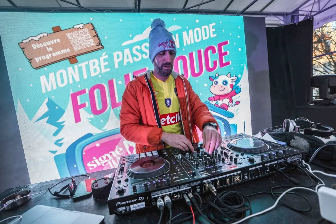 DJ set devant le visuel Folie Douce